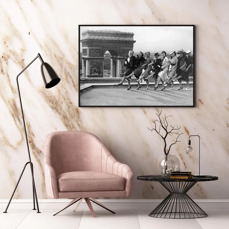 Постер «Триумфальная арка, 1936» на стене в офисе