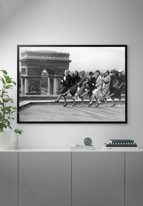 Постер «Триумфальная арка, 1936» над диваном в гостиной