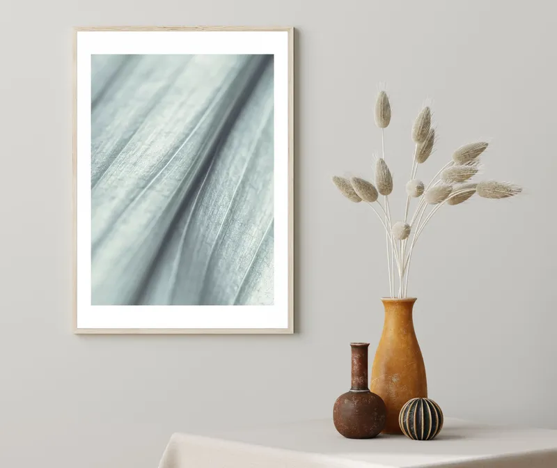 Постер «Крупный План — Куст Осоки» над диваном в гостиной