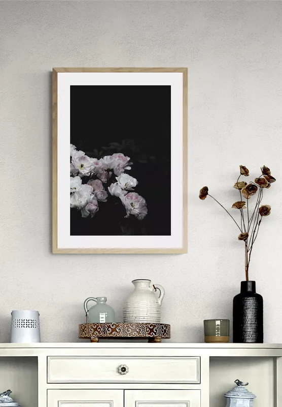 Постер «Красота природы» над диваном в гостиной