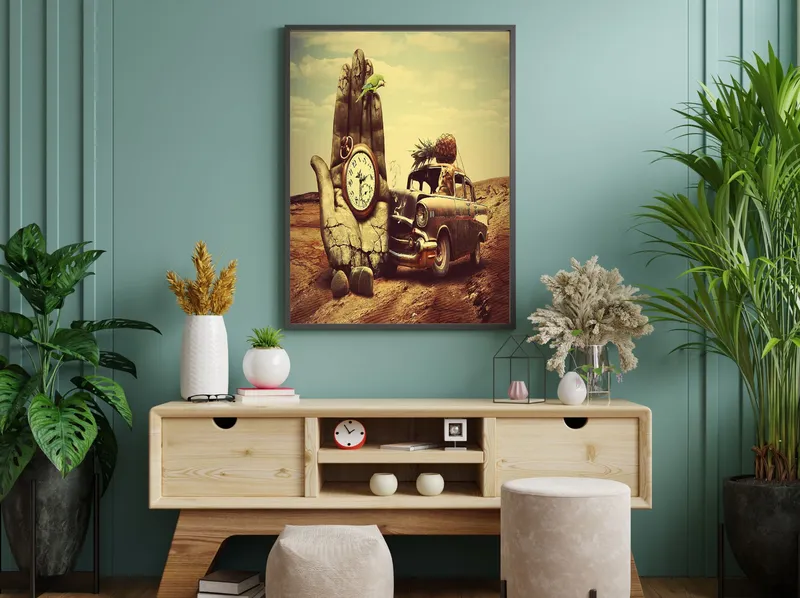 Постер «Часы в ладони» над диваном в гостиной