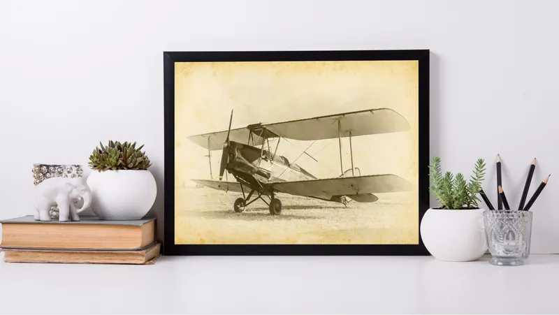 Постер «Старый биплан» над диваном в гостиной