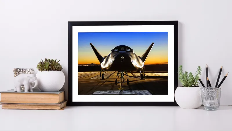 Постер «Бегущий за мечтой» над диваном в гостиной