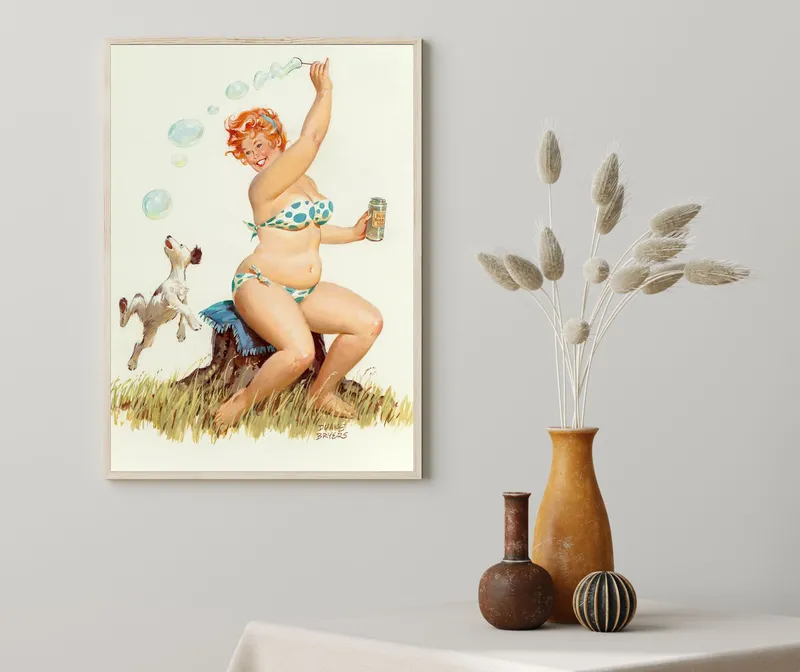 Постер «Хильда и мыльные пузыри» над диваном в гостиной