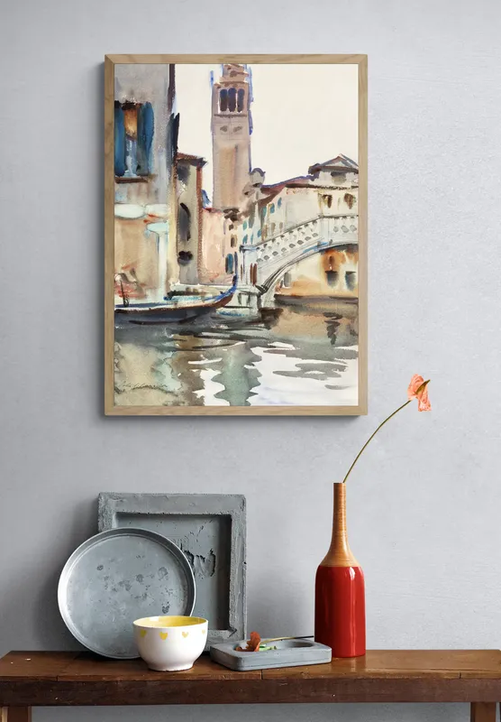 Постер «Мост и колокольня» над диваном в гостиной