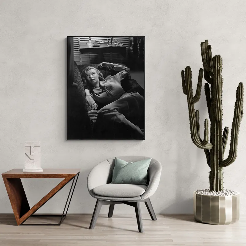Постер «Мэрилин Монро во Время Съемок» на стене в офисе