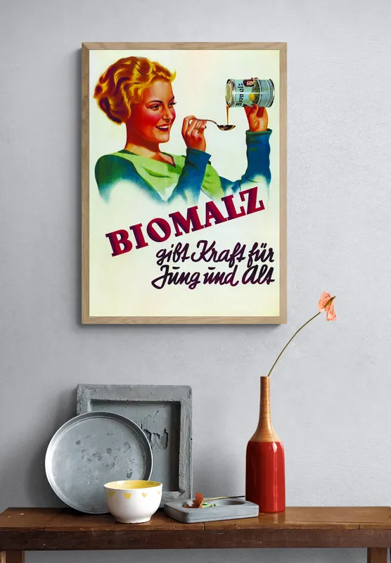 Постер «Пищевые добавки» над диваном в гостиной