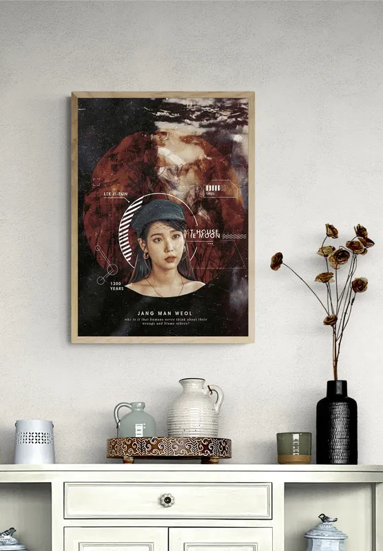 Постер «Отель дель Луна» над диваном в гостиной