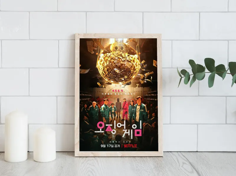 Постер «Игра в кальмара. Герои» на стене в офисе