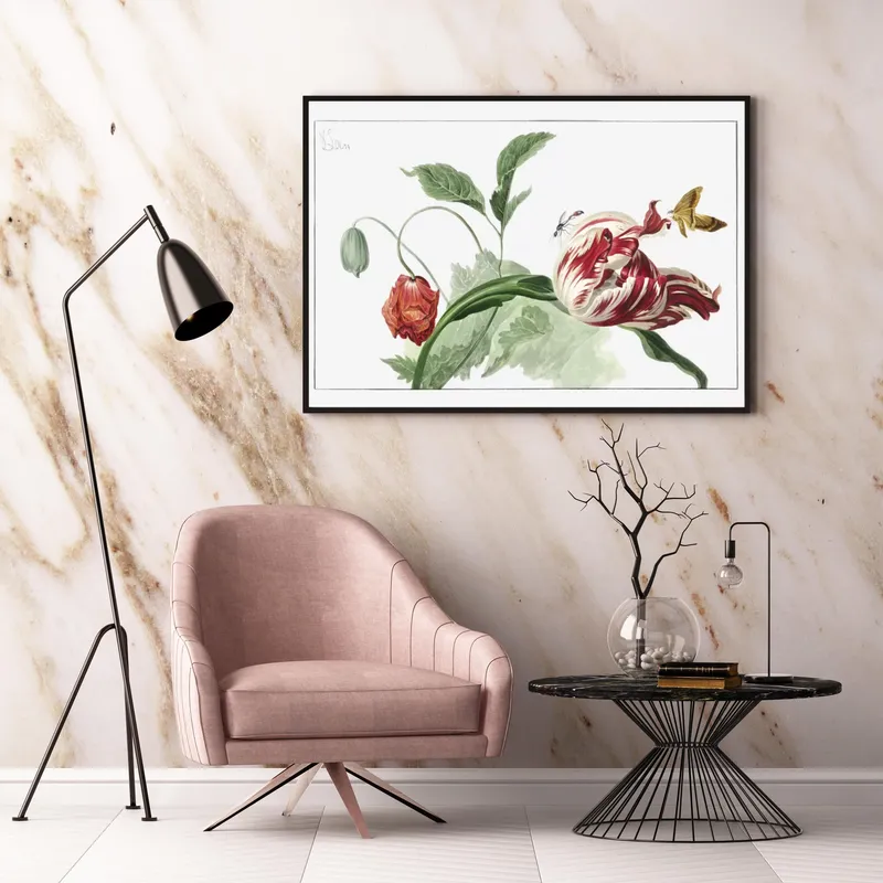 Постер «Тюльпан и мак» над диваном в гостиной