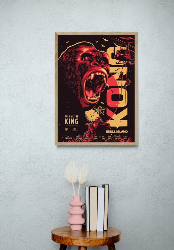 Постер «Конг: Остров черепа» над диваном в гостиной