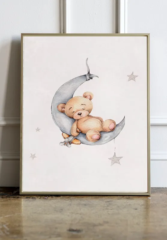 Постер «Спящий Мишка» над диваном в гостиной