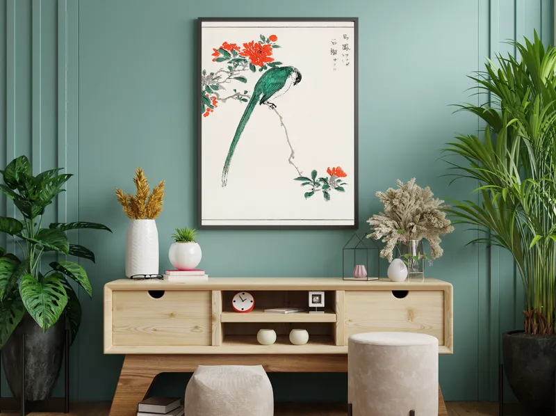 Постер «Японская длиннохвостая синицы» над диваном в гостиной