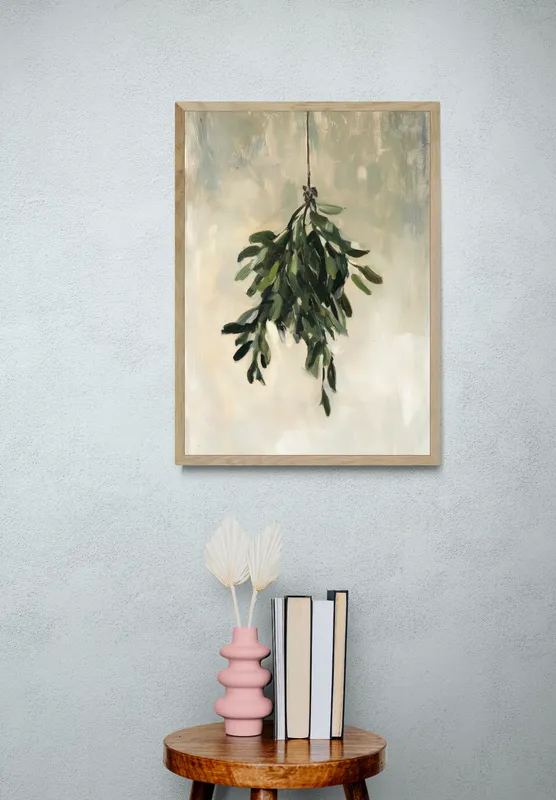 Постер «Связка листьев омелы» над диваном в гостиной