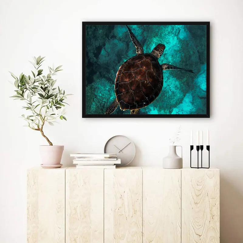 Постер «Морской житель» над диваном в гостиной