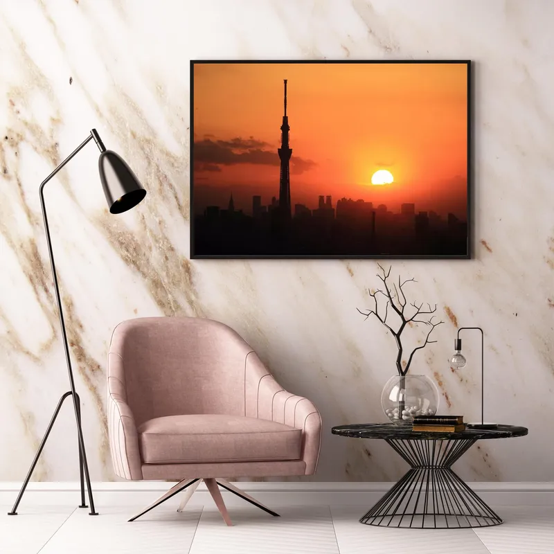 Постер «Закат над городом» на стене в офисе
