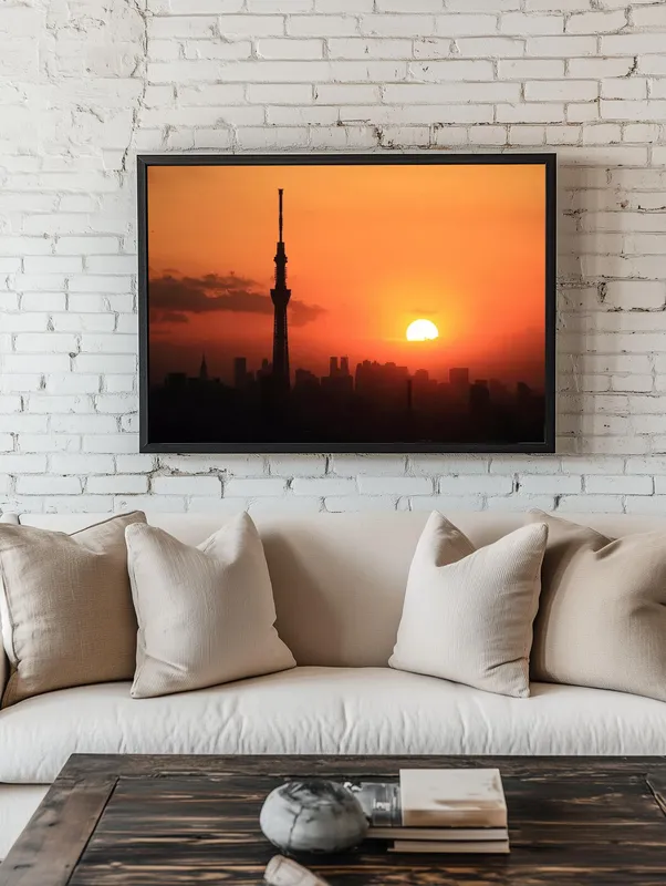 Постер «Закат над городом» над диваном в гостиной