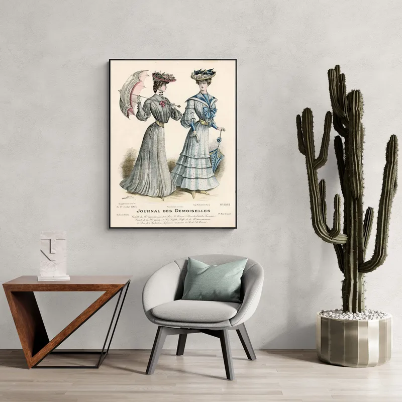 Постер «Модные парижанки» на стене в офисе