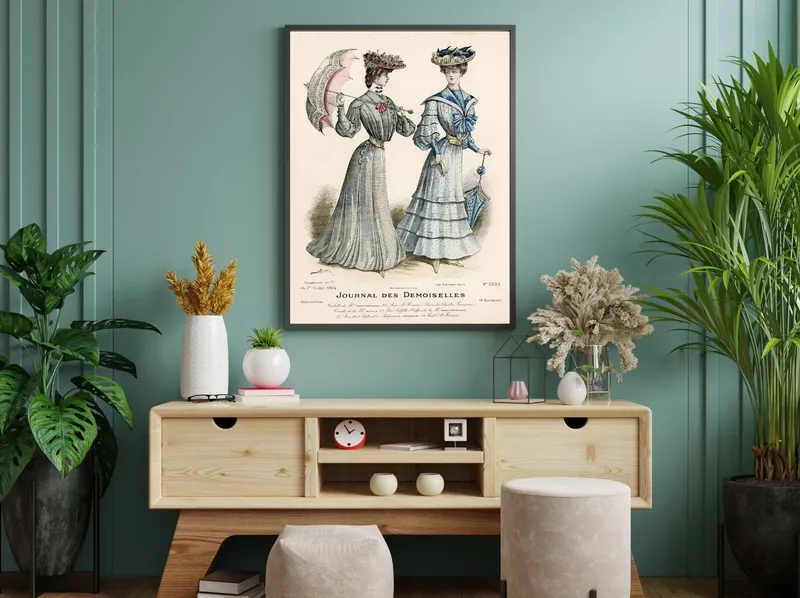 Постер «Модные парижанки» над диваном в гостиной