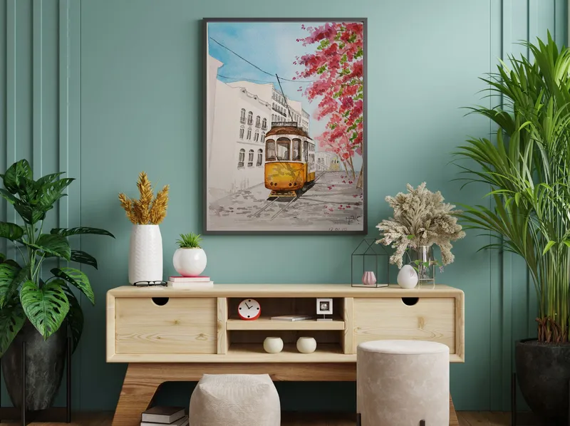 Постер «Желтый трамвай» над диваном в гостиной
