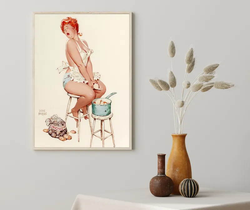 Постер «Хильда и чистка лука» над диваном в гостиной