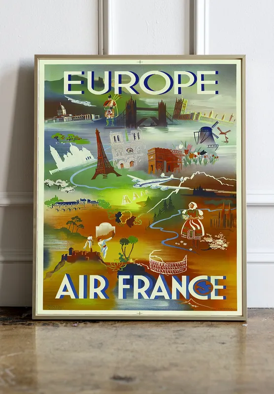 Постер «Europe - Air France» над диваном в гостиной