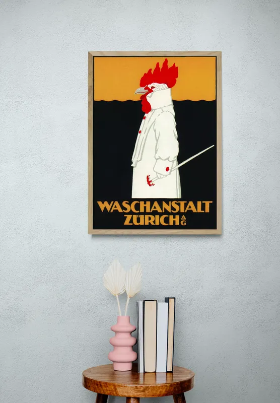 Постер «Петух в белом пальто» над диваном в гостиной