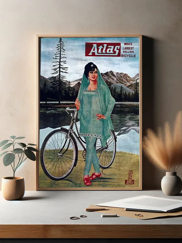 Постер «Велосипед Atlas» над диваном в гостиной