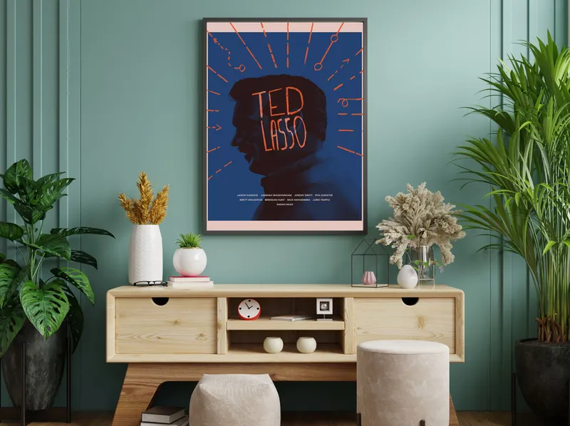 Постер «Знаменитый тренер - Тед Лассо» над диваном в гостиной