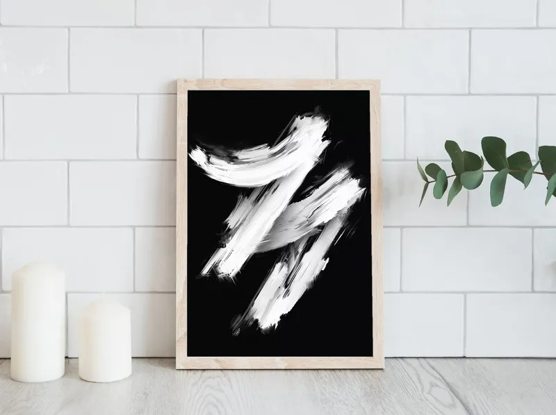 Постер «Жизнь - это черное и белое» над диваном в гостиной