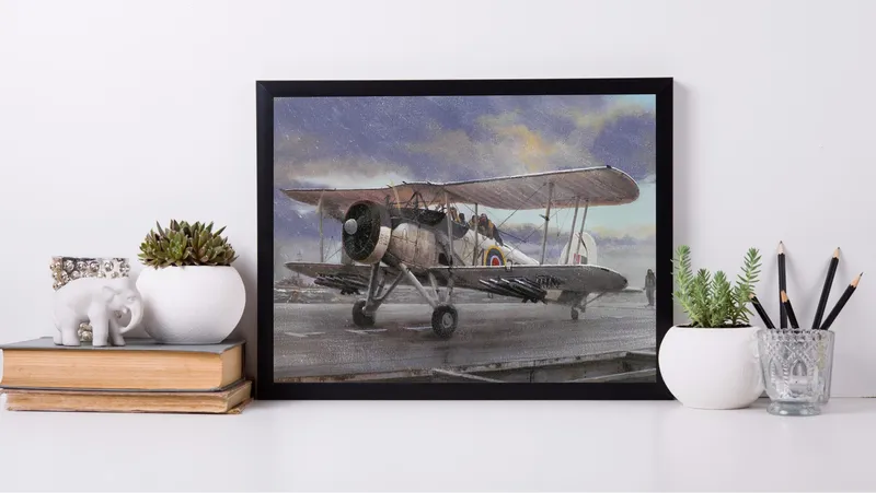Постер «Британский торпедоносец-бомбардировщик» на стене в офисе