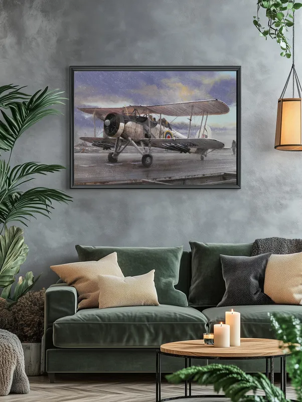 Постер «Британский торпедоносец-бомбардировщик» над диваном в гостиной