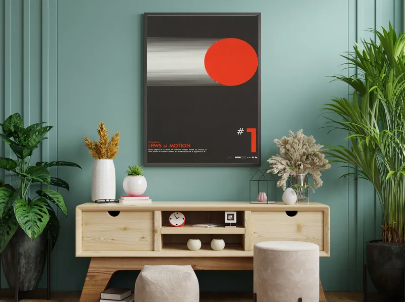 Постер «Первый Закон Ньютона» на стене в офисе