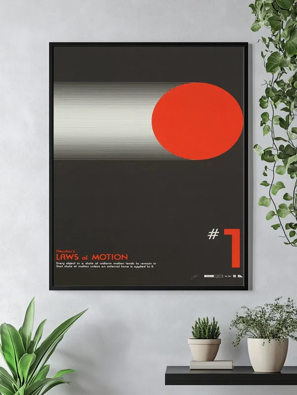 Постер «Первый Закон Ньютона» над диваном в гостиной