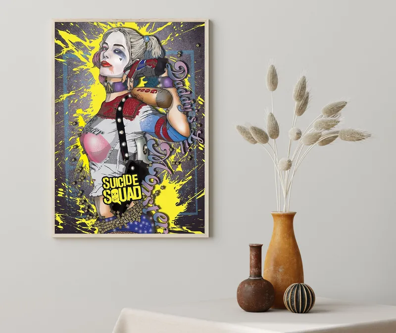 Постер «Отряд самоубийц - Харли Квин с битой» над диваном в гостиной