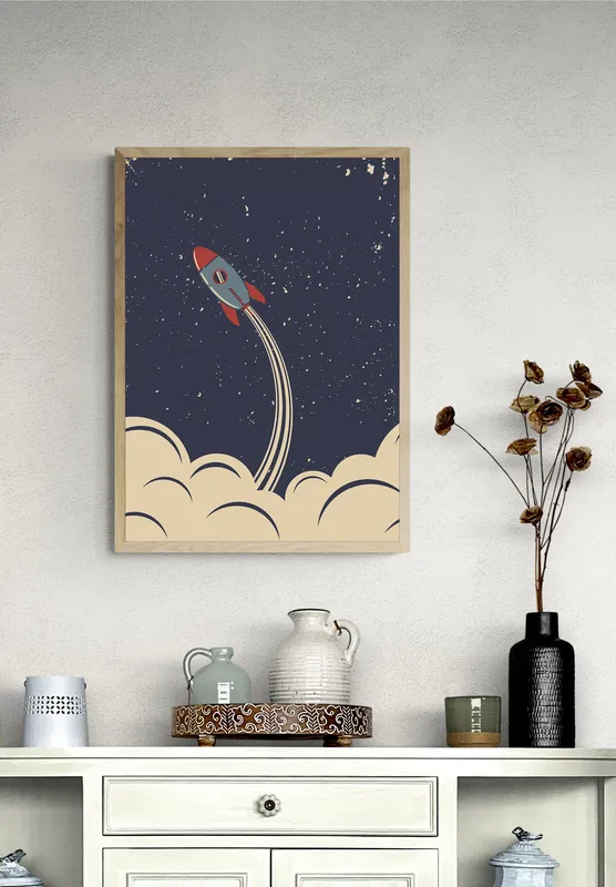 Постер «Ракета» над диваном в гостиной