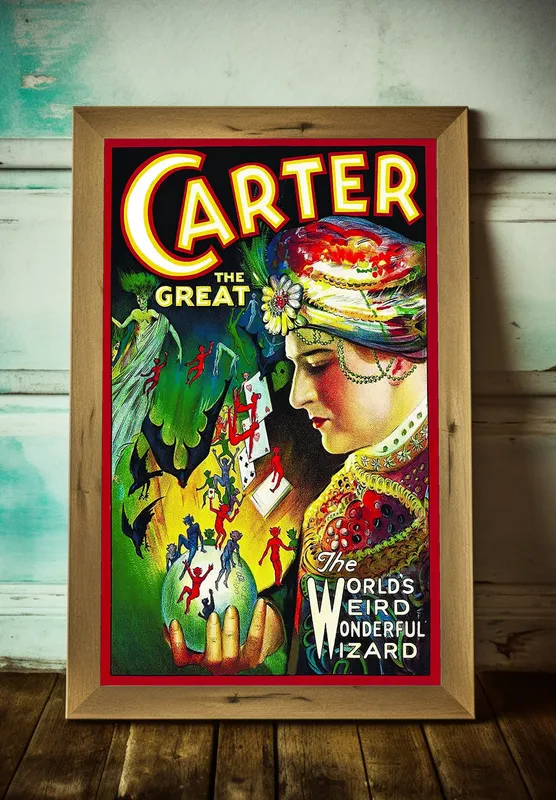 Постер «Волшебник» над диваном в гостиной