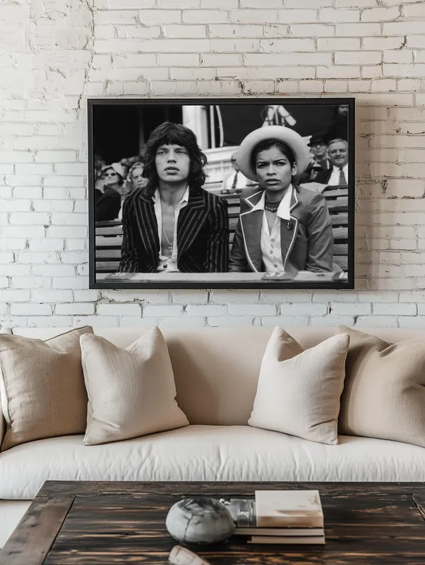 Постер «Бьянка и Мик Джаггер» на стене в офисе