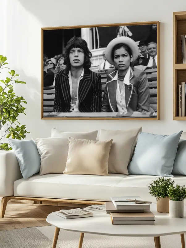 Постер «Бьянка и Мик Джаггер» над диваном в гостиной