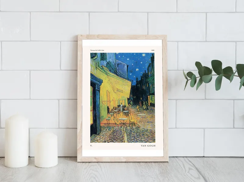Постер «Винсент Ван Гог - Ночная терраса кафе» над диваном в гостиной