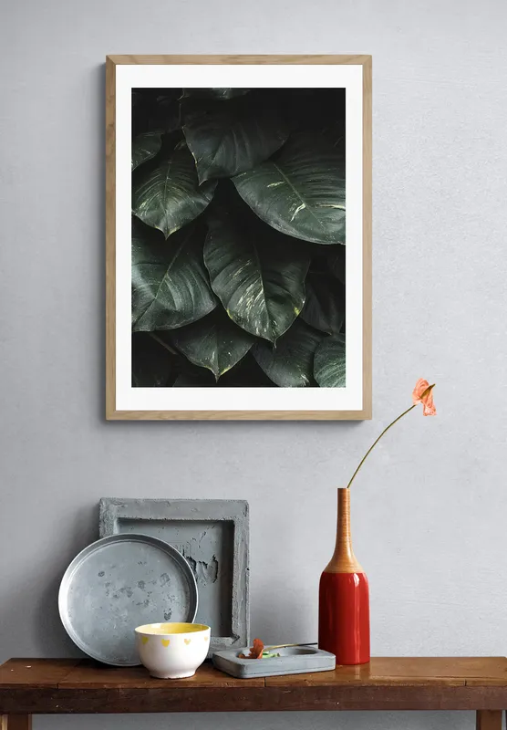 Постер «Листья Монстера» на стене в офисе