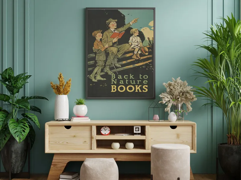 Постер «Книги - Вернёмся к книгам о природе» над диваном в гостиной