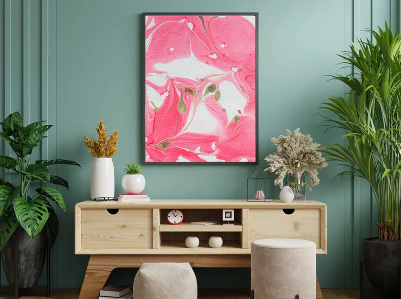 Постер «Эпоксидная Смола - Оттенки Розового» над диваном в гостиной