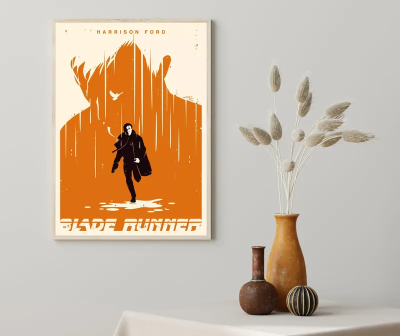 Постер «Постер Бегущий по лезвию» над диваном в гостиной