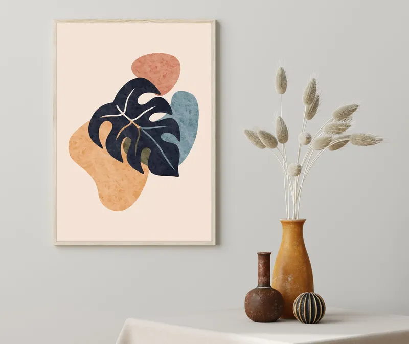 Постер «Лист Монстеры» над диваном в гостиной