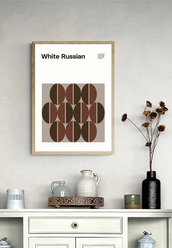 Постер «Коктейли - Белый Русский» над диваном в гостиной