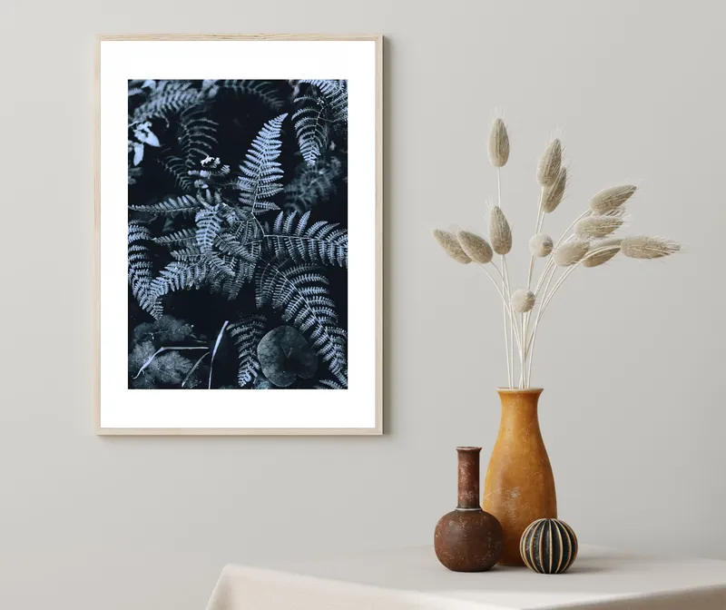 Постер «Холодные Оттенки - Папоротник» над диваном в гостиной
