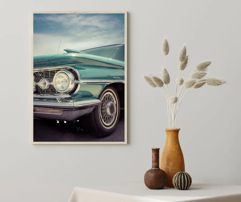 Постер «Green Car» над диваном в гостиной