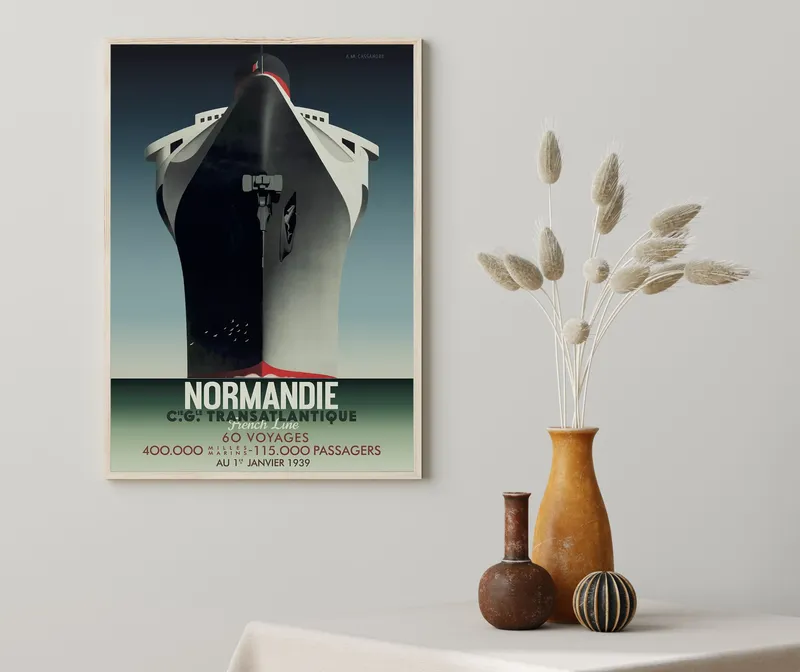 Постер «Normandie» над диваном в гостиной