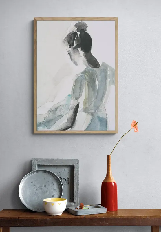 Постер «Юная леди» над диваном в гостиной